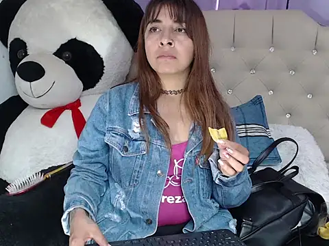 Snapshot of ameliefederline11 chatting on 12.22.25 ameliefederline11 online show from 12.22.25