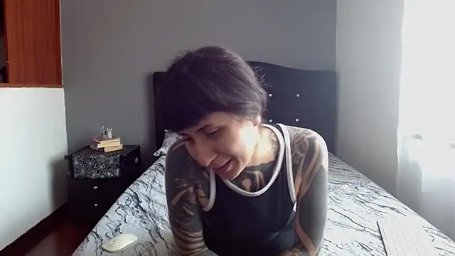 Snapshot of Emilia_1995 chatting on 11.10.25 Emilia 1995 online show from 11.10.25