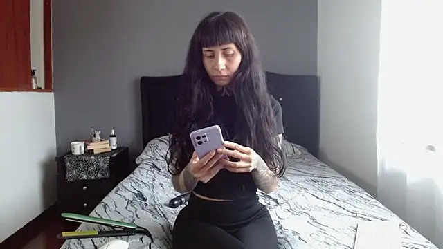 Snapshot of Emilia_1995 chatting on 11.19.25 Emilia 1995 online show from 11.19.25