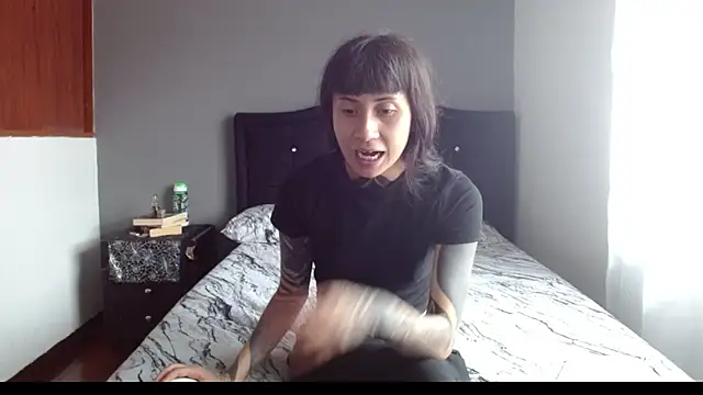 Snapshot of Emilia_1995 chatting on 11.25.25 Emilia 1995 online show from 11.25.25