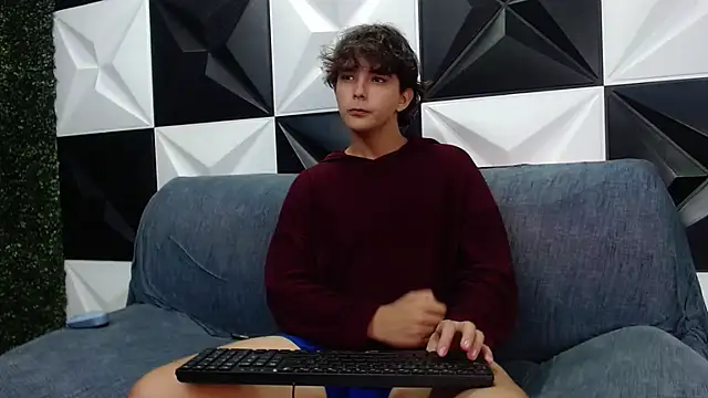 Snapshot of Dani_cumboy chatting on 12.11.24 Dani cumboy online show from 12.11.24