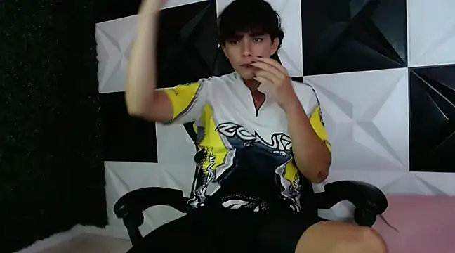 Snapshot of Dani_cumboy chatting on 12.19.24 Dani cumboy online show from 12.19.24