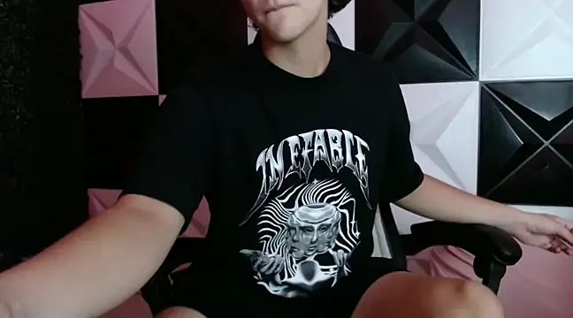 Snapshot of Dani_cumboy chatting on 12.20.24 Dani cumboy online show from 12.20.24
