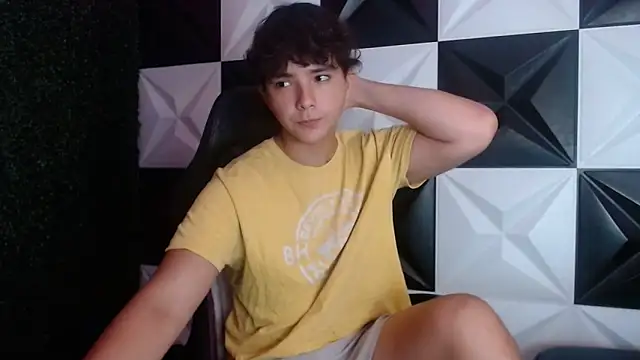 Snapshot of Dani_cumboy chatting on 01.05.25 Dani cumboy online show from 01.05.25