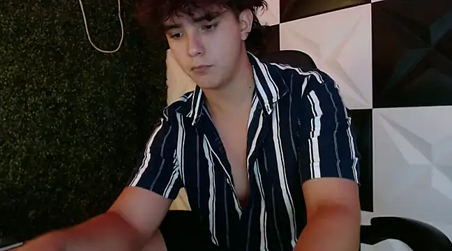 Snapshot of Dani_cumboy chatting on 02.14.25 Dani cumboy online show from 02.14.25