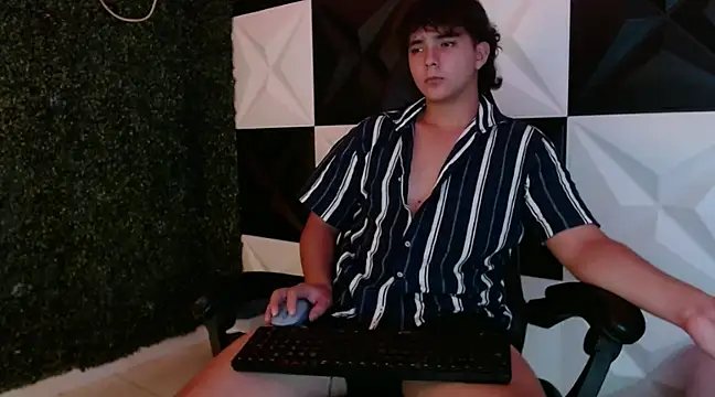 Snapshot of Dani_cumboy chatting on 02.14.25 Dani cumboy online show from 02.14.25