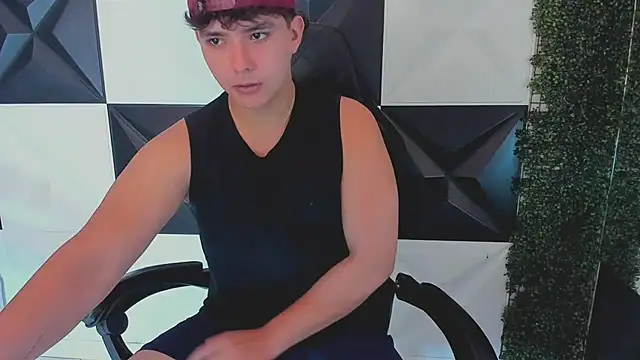 Snapshot of Dani_cumboy chatting on 09.28.25 Dani cumboy online show from 09.28.25
