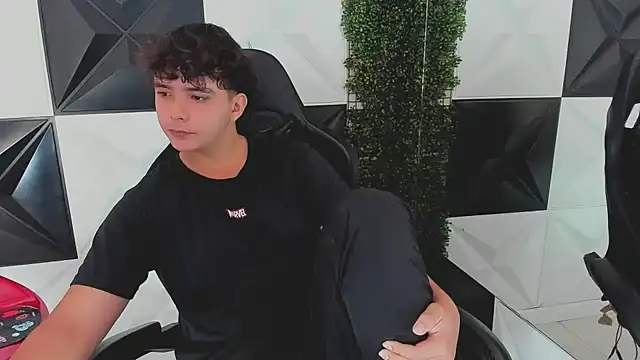 Snapshot of Dani_cumboy chatting on 09.30.25 Dani cumboy online show from 09.30.25