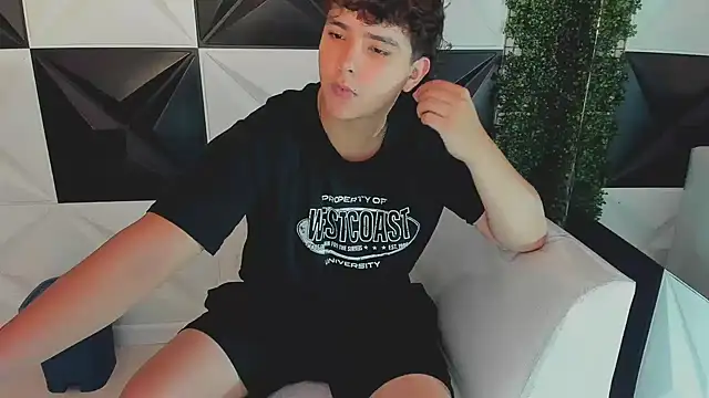 Snapshot of Dani_cumboy chatting on 10.11.25 Dani cumboy online show from 10.11.25