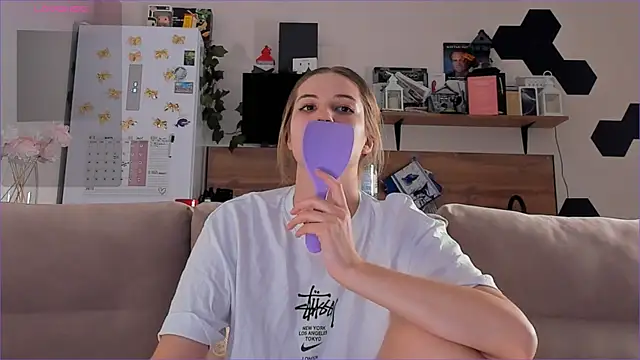 Girl alone home online show from 11.21.25