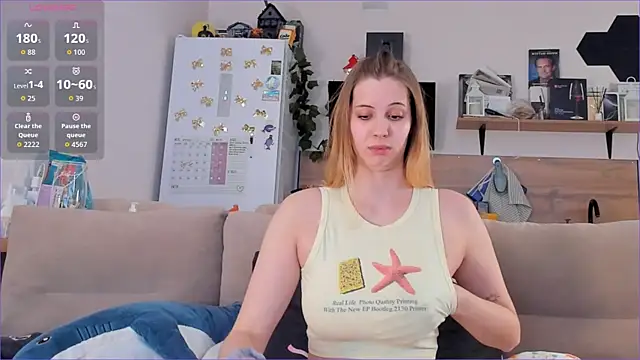 Snapshot of Girl_alone_home chatting on 04.25.26 Girl alone home online show from 04.25.26