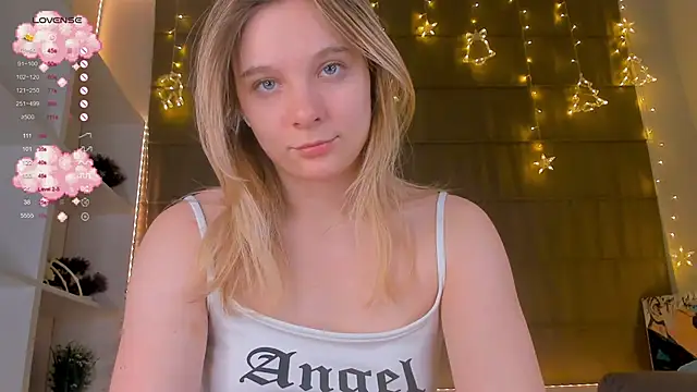 Snapshot of NaokoStifel chatting on 01.25.25 NaokoStifel online show from 01.25.25