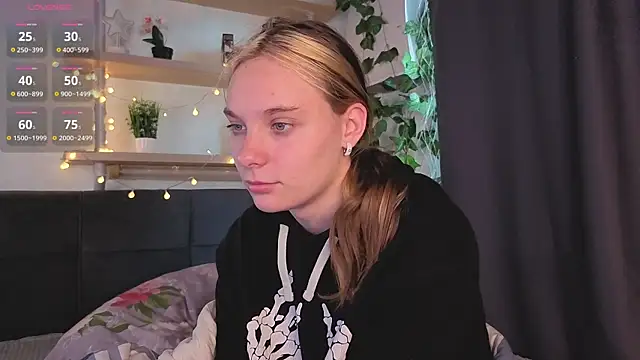 Snapshot of NaokoStifel chatting on 05.19.26 NaokoStifel online show from 05.19.26