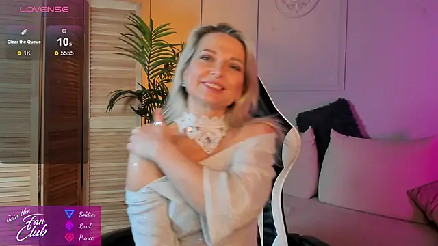 Snapshot of Gloria_Lovely chatting on 12.16.24 Gloria Lovely online show from 12.16.24