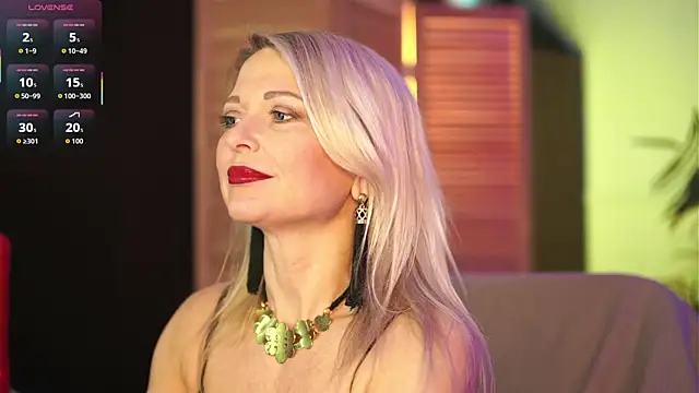 Snapshot of Gloria_Lovely chatting on 09.18.25 Gloria Lovely online show from 09.18.25