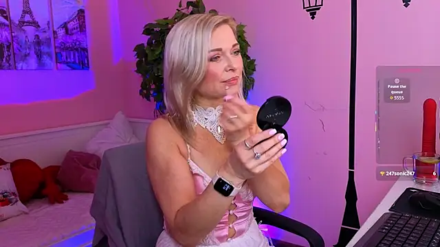 Gloria Lovely online show from 07.21.26