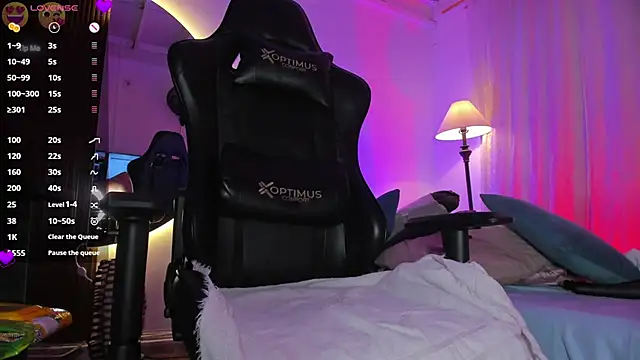 Snapshot of laura-hills18 chatting on 03.20.25 laura-hills18 online show from 03.20.25