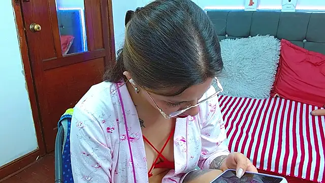 karlamorris  online show from 01.30.25