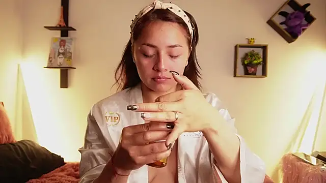 Snapshot of Sophy_SmileSweet chatting on 11.18.25 Sophy SmileSweet online show from 11.18.25