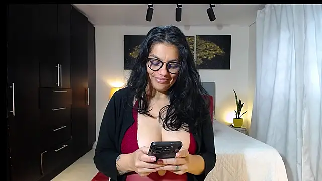 Snapshot of Lust_Mom41 chatting on 05.22.26 Lust Mom41 online show from 05.22.26