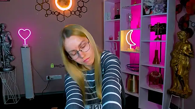 mary mooore online show from 09.18.25