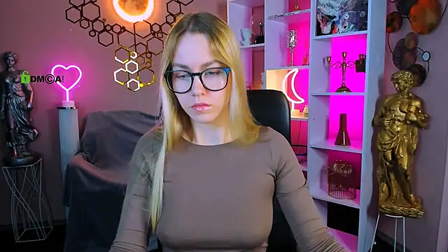 mary mooore online show from 10.12.25