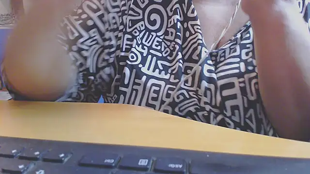 Snapshot of bbwxxx70 chatting on 09.30.25 bbwxxx70 online show from 09.30.25