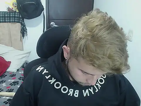 Snapshot of JOHANLEON1 chatting on 10.14.25 JOHANLEON1 online show from 10.14.25