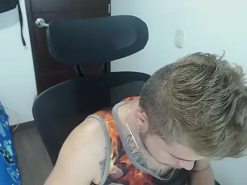 Snapshot of JOHANLEON1 chatting on 10.22.25 JOHANLEON1 online show from 10.22.25