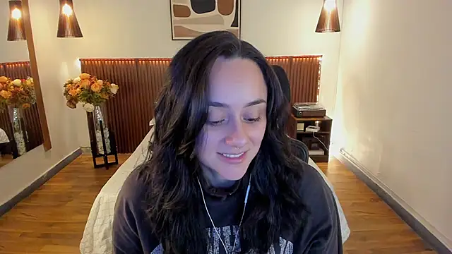 Snapshot of KatherineBond chatting on 06.18.26 KatherineBond online show from 06.18.26
