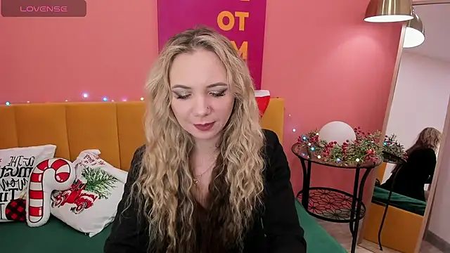 Snapshot of EvaMoran chatting on 12.26.24 EvaMoran online show from 12.26.24