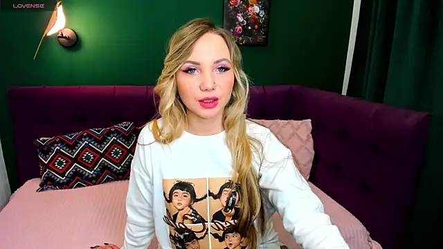 Snapshot of EvaMoran chatting on 11.10.25 EvaMoran online show from 11.10.25