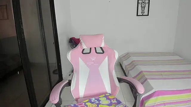 Snapshot of julinee_smithh chatting on 02.15.26 julinee smithh online show from 02.15.26