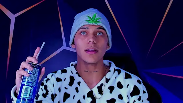 Snapshot of visaelX chatting on 01.26.25 visaelX online show from 01.26.25