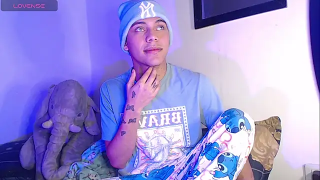 Snapshot of visaelX chatting on 03.08.25 visaelX online show from 03.08.25