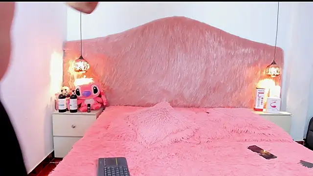 Derek and Skarlet online show from 11.19.25