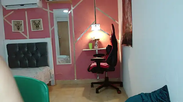 Snapshot of emy_0 chatting on 01.28.25 emy 0 online show from 01.28.25