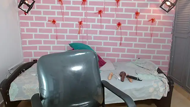 Snapshot of emy_0 chatting on 02.20.25 emy 0 online show from 02.20.25