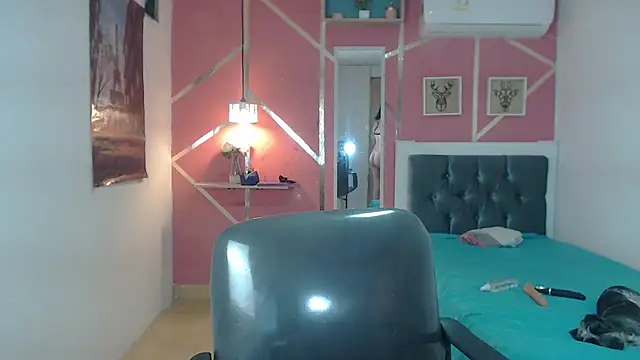 Snapshot of emy_0 chatting on 02.21.25 emy 0 online show from 02.21.25