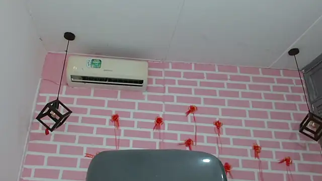 Snapshot of emy_0 chatting on 02.21.25 emy 0 online show from 02.21.25