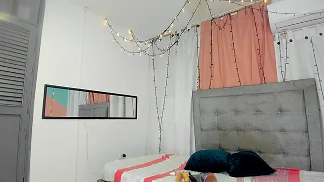 Snapshot of emy_0 chatting on 03.21.25 emy 0 online show from 03.21.25