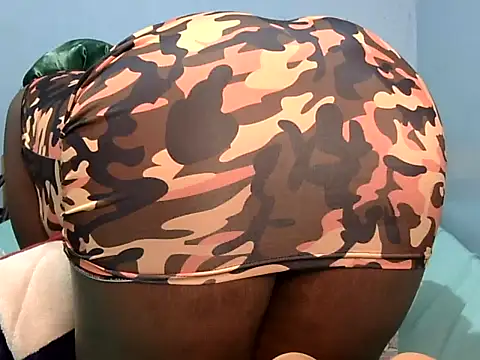 Snapshot of medinahswee chatting on 10.12.25 medinahswee online show from 10.12.25