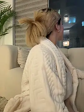 Snapshot of AtheneaRossi chatting on 04.21.26 AtheneaRossi online show from 04.21.26