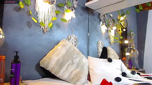 Snapshot of ItsVenuss chatting on 12.17.24 ItsVenuss online show from 12.17.24