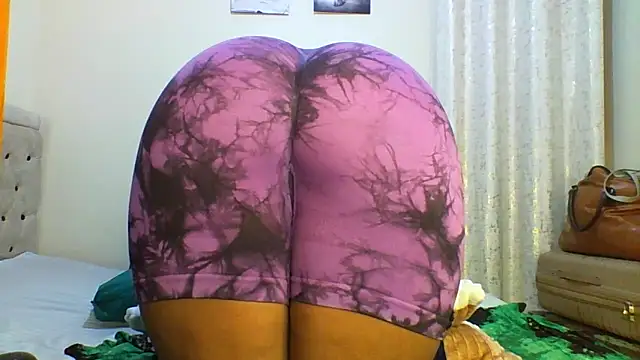 Petitiebooty online show from 12.17.25