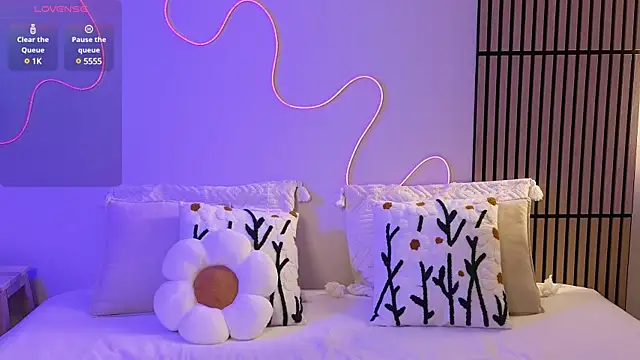 Ester Hill online show from 02.08.25