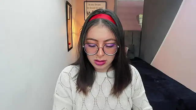 Snapshot of MiaWils_ chatting on 03.18.25 MiaWils online show from 03.18.25