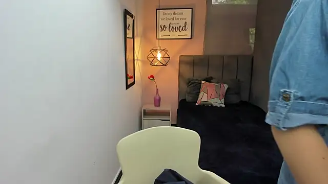 Snapshot of MiaWils_ chatting on 03.19.25 MiaWils online show from 03.19.25