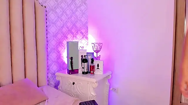 Charlotte  08 online show from 01.31.25