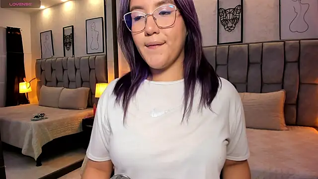 Snapshot of sweet--emily chatting on 02.23.25 sweet--emily online show from 02.23.25